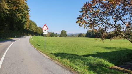 Žabe - cestga in prometni znak